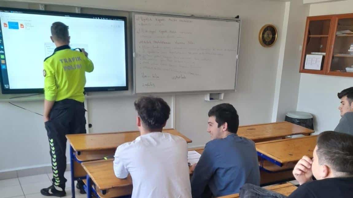 ÖĞRENCİLERİMİZE TRAFİK GÜVENLİĞİ EĞİTİMİ VERİLDİ